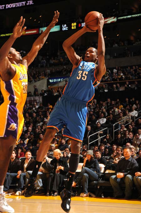 足球欧洲豪门宣布亏损，财政危机加深（欧洲足坛豪门披露亏损，财务困境加剧）