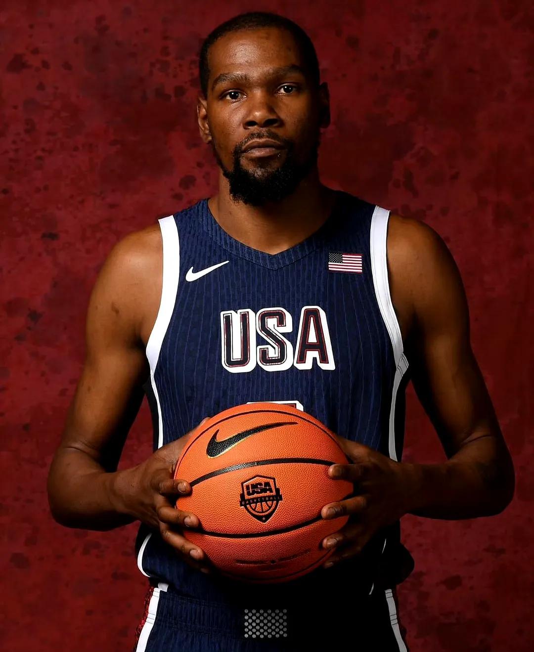 阿森纳晋级瞬间枪手众将冲向凯帕庆祝，而赖斯则先和对手致意（晋级一刻，阿森纳将士围向凯帕庆祝，赖斯先与对手握手致意）