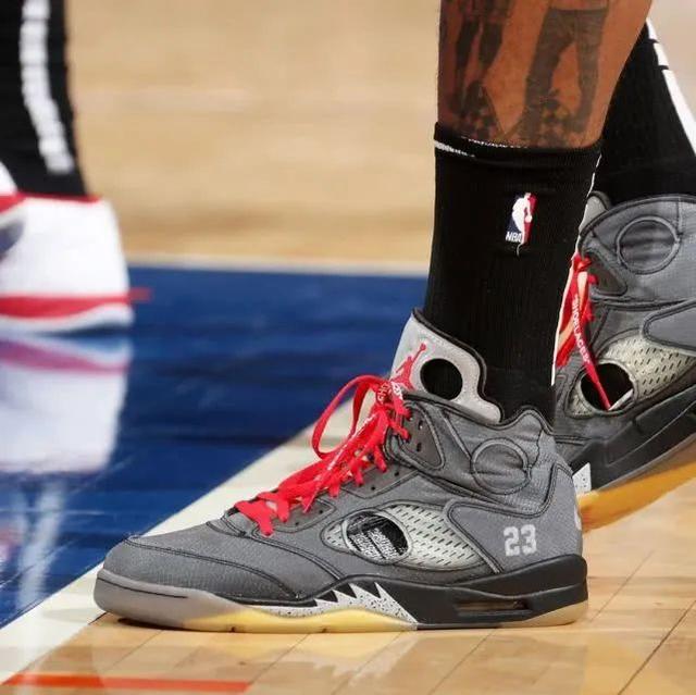 终于等到你！32岁老将为火箭队首秀！13分钟0分1犯规，他仍需适应（期待已久的首秀！32岁老将首次亮相火箭，13分钟零得分仅1犯规，仍待适应）