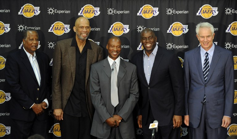 某国脚飞行十小时赶回备战（某国脚长途飞行10小时火速归队备战）