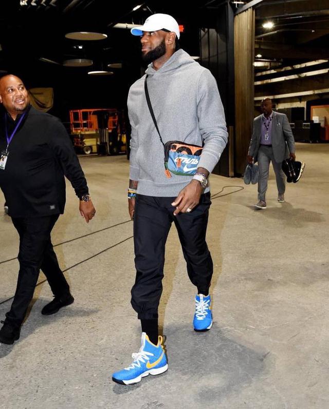 拜仁官方：格纳布里因膝盖问题缺席今日比赛（拜仁通告：格纳布里膝伤无缘今日比赛）