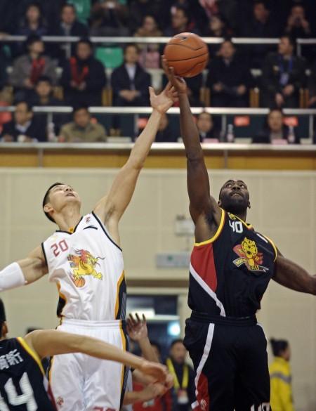 湖人vs太阳首发：詹姆斯再战狄龙，里夫斯复出替补（湖人战太阳首发出炉：詹姆斯再度对位狄龙，里夫斯复出出任替补）