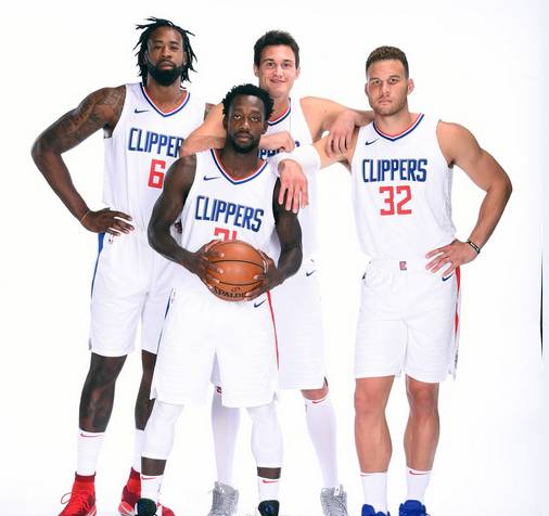 石破天惊！泰勒·亚当斯43米吊射破门为本赛季英超最远进球（惊天一脚！泰勒·亚当斯43米挑射入网，刷新本季英超最远进球纪录）