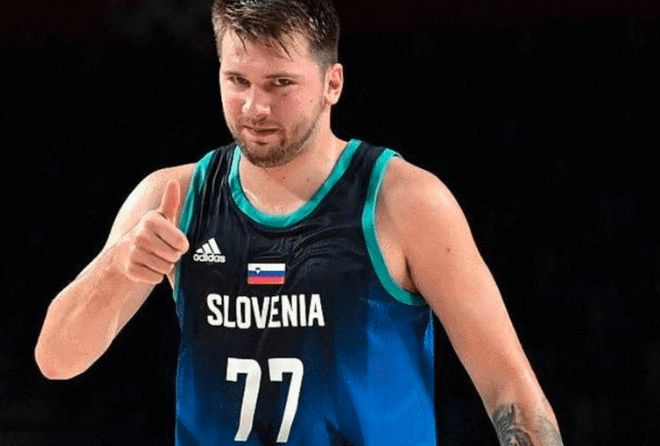 安全感满满！德保罗穿跨栏背心当梅西“保镖”，苏牙贴身紧跟（安全感拉满！德保罗穿跨栏背心护驾梅西，苏牙全程紧随）