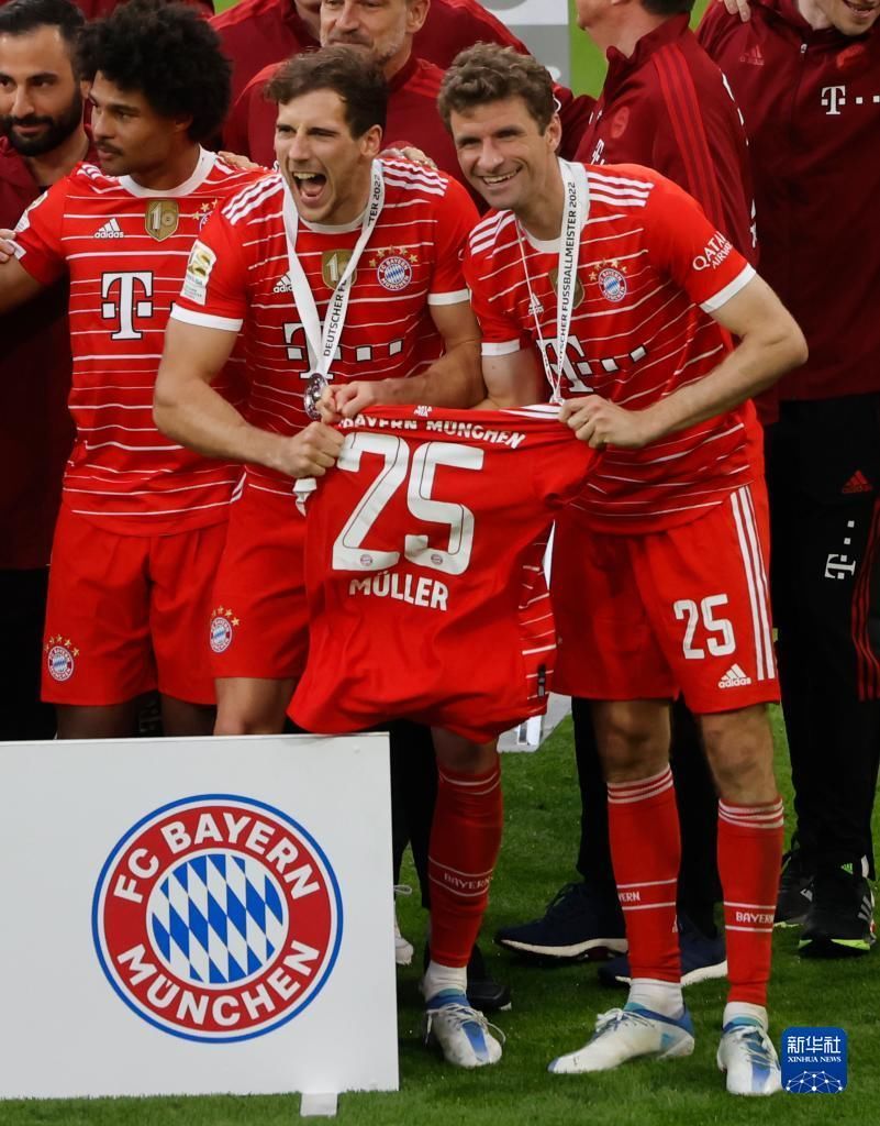 萨索洛前锋皮纳蒙蒂比赛时家中失窃，事发时孩子和保姆在家里（萨索洛前锋皮纳蒙蒂比赛期间家中被盗，孩子和保姆在屋内）