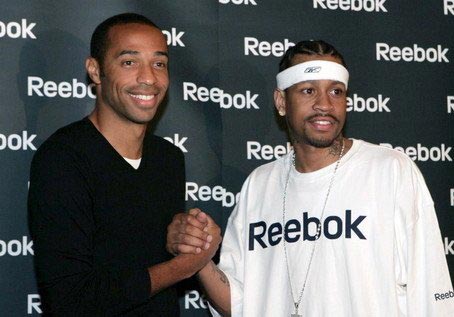 媒体人：是否可以开始考虑把库里送去黄蜂？用三球加几个选秀权换（媒体人热议：库里是否该被交易到黄蜂？用三球加数个选秀权换）