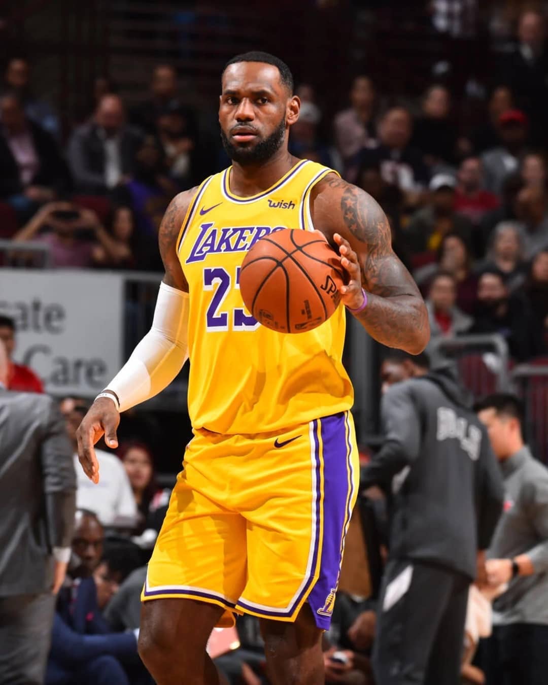 成绩斐然，加斯佩里尼被罗马球迷描绘成魔法师形象画在墙上（战绩惊艳，罗马球迷将加斯佩里尼以魔法师形象涂鸦上墙）