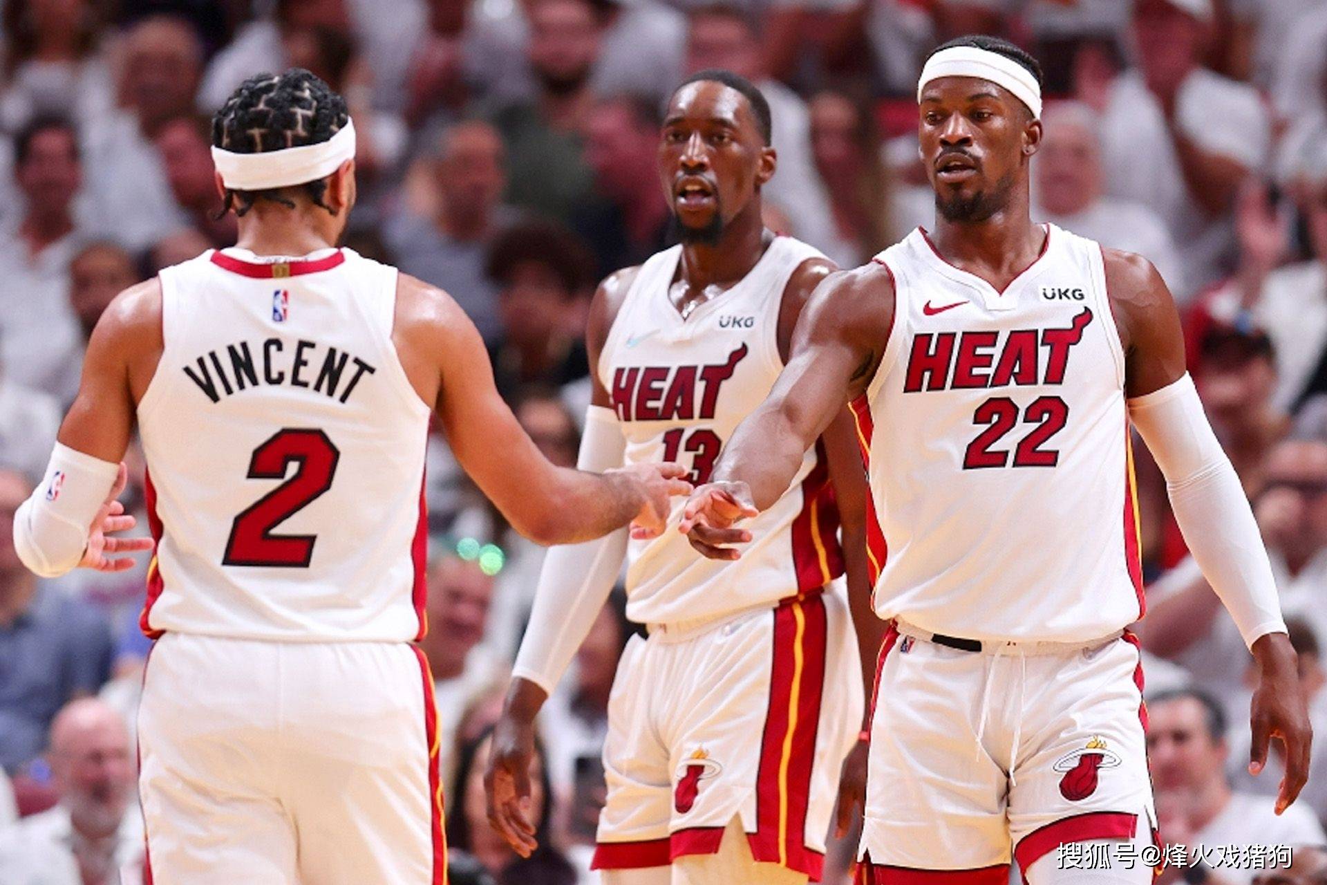 拜仁慕尼黑莱万多夫斯基帽子戏法（莱万多夫斯基为拜仁上演帽子戏法）