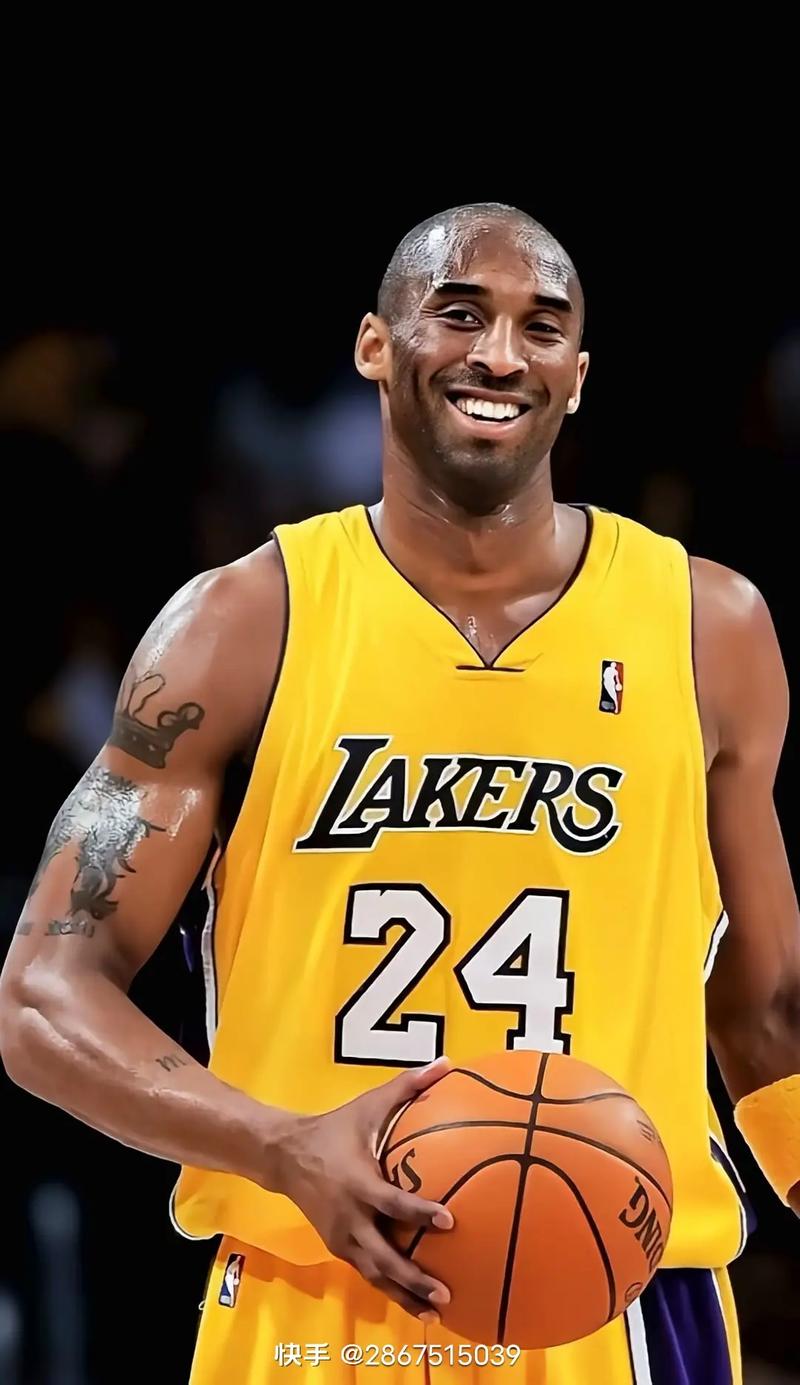 男子下棋时吸烟不慎引燃衣物（男子对弈抽烟失手点燃衣服）