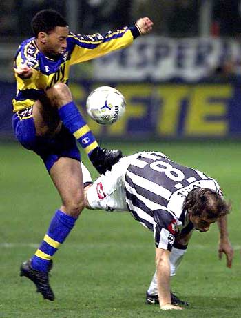 柔佛主帅：球员们在与申花的比赛中表现非常出色，我非常满意（柔佛主帅盛赞球员对阵申花的表现：非常满意）