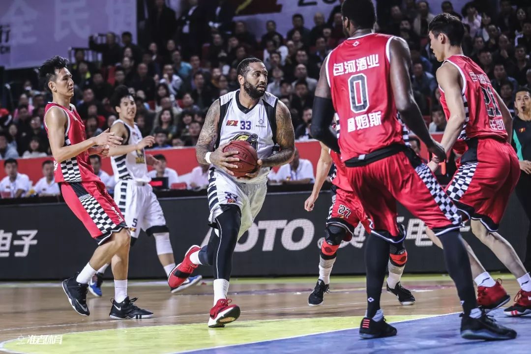 德甲金靴英超落寞 转战意甲9轮0球1助 米兰3700万欧要打水漂（从德甲射手王到英超失意，意甲9战0球1助，米兰3700万欧或成冤枉钱）